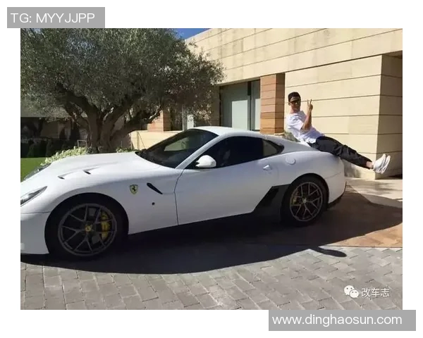 足球明星驾驶豪车训练展现奢华生活与职业精神的完美结合